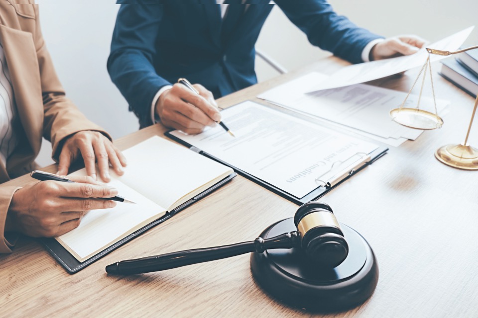 Person füllt einen Patentantrag aus – rechtliche Anmeldung technischer Innovation bei der Kanzlei Klickow & Wetzel