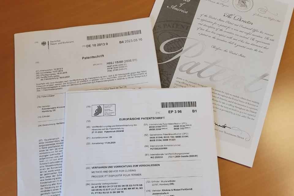 Foto einer Designurkunde, die den Schutz eines eingetragenen Designs beim Deutschen Patent- und Markenamt dokumentiert. Klickow & Wetzel unterstützen Unternehmen und Kreative beim Schutz ästhetischer Gestaltungen durch fundierte Anmeldung und Durchsetzung von Geschmacksmustern.